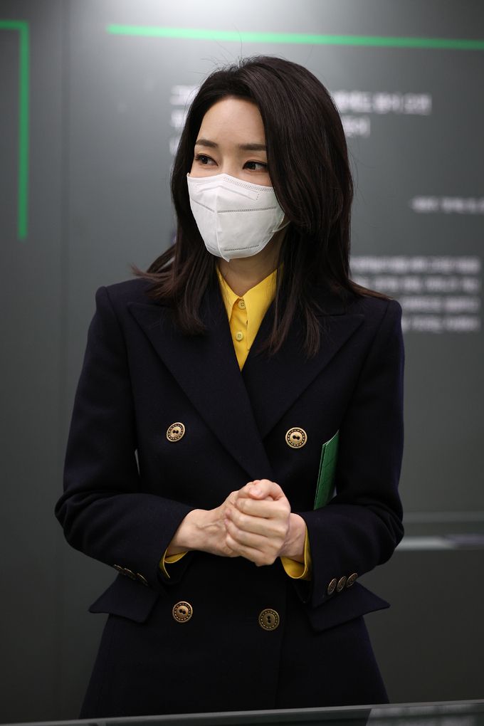 윤석열 대통령 부인 김건희 여사가 9일 청와대 춘추관에서 열린 국립한국문학관 특별전 '이상, 염상섭, 현진건, 윤동주 청와대를 거닐다'에서 전시를 관람하고 있다. 대통령실 제공