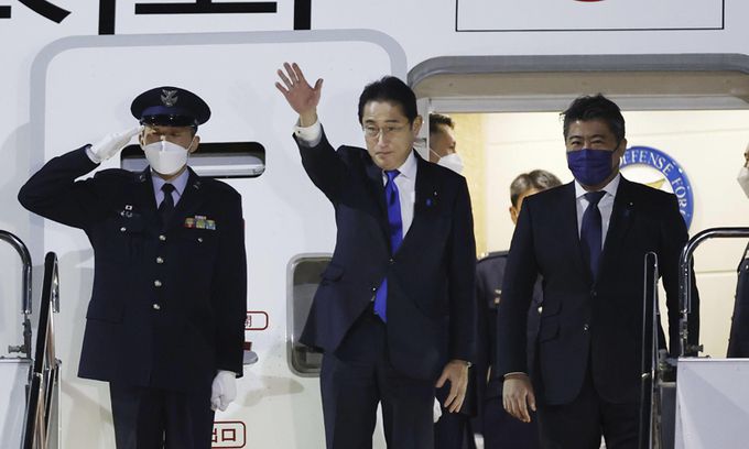 기시다 후미오 일본 총리(가운데). AP교도연합뉴스