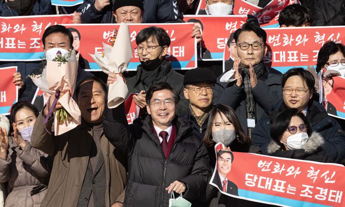 필승다짐 국민의힘 조경태 의원(가운데)이 16일 서울 여의도 국회 본관 앞 계단에서 열린 당대표 후보 출정식에서 지지자들의 응원 구호에 필승 의지를 다지고 있다. 뉴스1