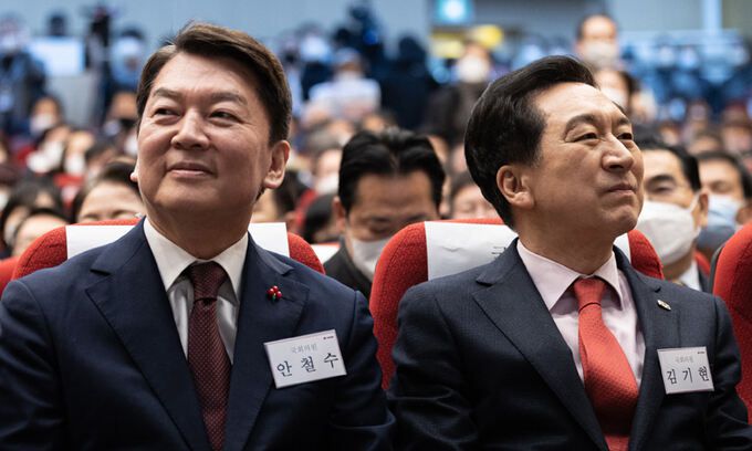 동상이몽 국민의힘 당권 주자인 안철수(왼쪽)·김기현 의원이 지난 15일 서울 양천구 해누리타운에서 열린 양천갑 당원대회에 나란히 참석해 서로 다른 방향을 바라보고 있다. 뉴스1