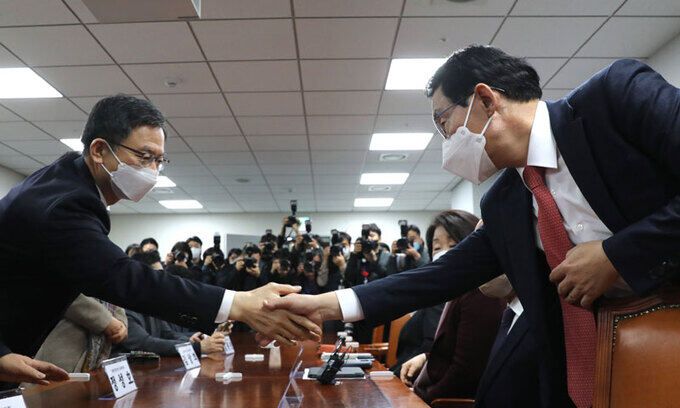 김상훈(오른쪽) 국민의힘 의원과 정성호 정의당 의원이 16일 오전 서울 여의도 국회 의원회관에서 열린 초당적 정치개혁 의원모임 운영진 첫번째 운영모임에서 인사하고 있다. 뉴시스