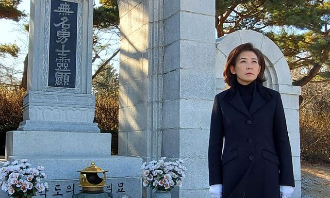 출마의지 국민의힘 당권 도전 가능성이 거론되는 나경원 전 의원이 16일 서울 동작구 국립서울현충원에서 무명용사 묘역을 참배한 뒤 돌아서서 하늘을 바라보고 있다. 나 전 의원 페이스북