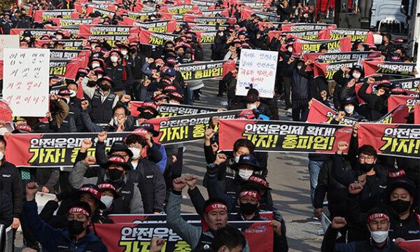 지난해 11월 24일 경기도 의왕시 내륙컨테이너기지(ICD) 앞에서 열린 화물연대 서울경기지부 총파업 출정식에서 노조원들이 구호를 외치고 있다. 연합뉴스