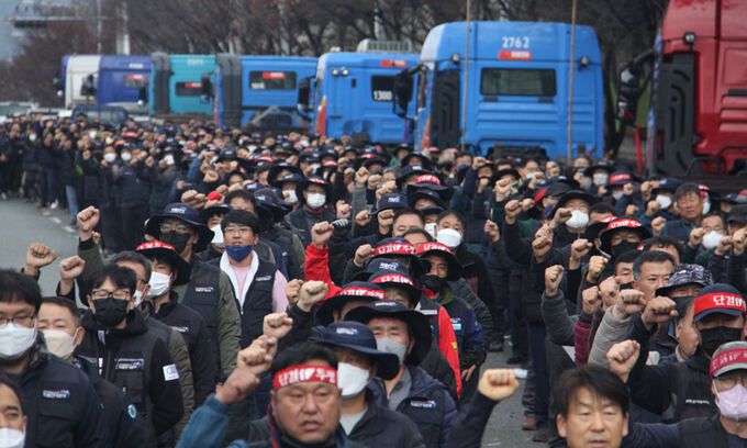 지난 2022년 11월 29일 정부가 시멘트 운송 종사자 2500여명에 대해 업무개시명령을 내린 가운데 민주노총 공공운수노조 화물연대본부 포항지부 노조원들이 경북 포항시 남구 호동 포항철강산업단지에서 정부의 방침에 반발하며 집회를 하고 있다. 뉴시스