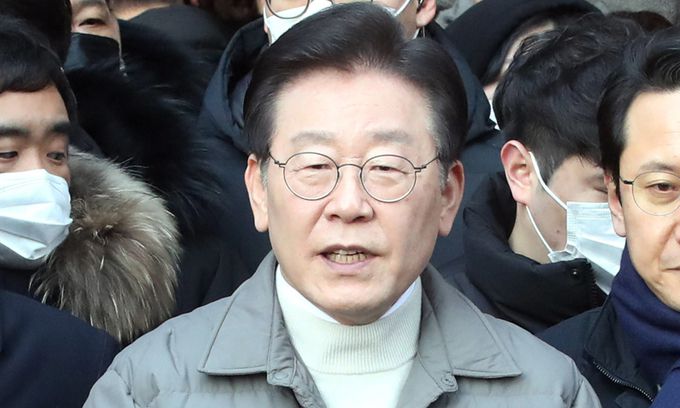 더불어민주당 이재명 대표가 지난 18일 설 명절을 앞두고 서울시 마포구 망원시장을 방문, 취재진의 질문에 답변하고 있다. 공동취재사진