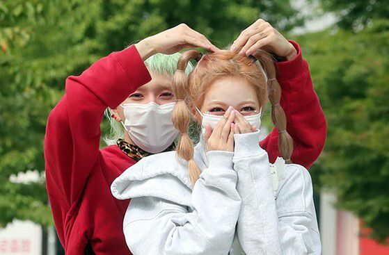 최근 재결합설이 불거진 현아(오른쪽)와 던