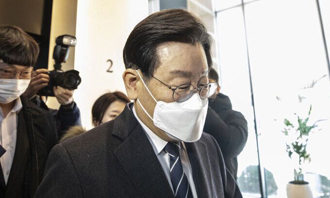 이재명 더불어민주당 대표가 지난 25일 오전 서울 마포구의 한식당에서 당내 강성 초선의원 모임 '처럼회' 소속 의원들과 식사를 마치고 밖으로 나서고 있다. 뉴시스