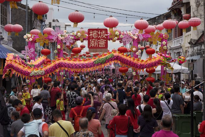 춘절 연휴 분위기가 이어진 28일 말레이시아 페낭주 조지타운 소재 한 사찰 앞에서 중국계 주민들이 춘절 축제를 즐기고 있다. 조지타운=AP연합뉴스