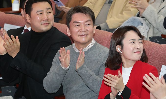 박수 치는 安 국민의힘 당권주자인 안철수 의원(가운데)이 29일 경기 양주 경기섬유종합지원센터에서 열린 ‘수도권 청년 미래를 위한 토크콘서트’에서 참석자 소개를 들으며 손뼉을 치고 있다. 양주=뉴스1