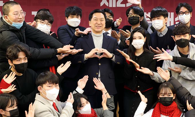 하트 만든 金 국민의힘 당권주자인 김기현 의원(가운데)이 29일 서울 여의도 국회에서 열린 청년지원단 ‘Y.P.T(Young People Together)’ 발대식에서 참석자들과 기념 촬영을 하고 있다. 서상배 선임기자