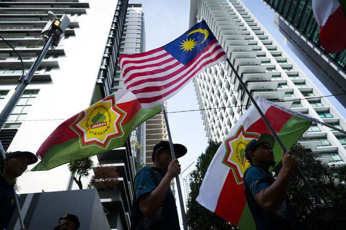 말레이시아 무슬림 시민단체 회원들이 27일 쿠알라룸푸르 페트로나스 타워 앞에서 최근 벌어진 덴마크 반이슬람 활동가들의 쿠란 불태우기 시위에 대해 항의하고 있다. 쿠알라룸푸르=AP연합뉴스