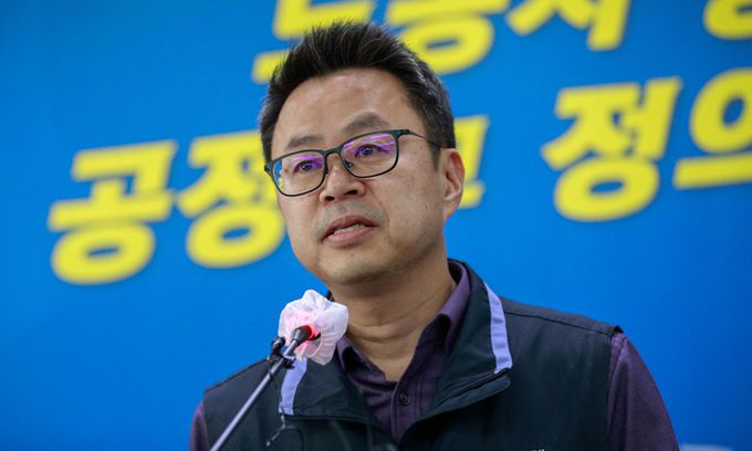 박홍배 전국금융산업노동조합 위원장이 30일 서울 중구 금융노조에서 은행 영업시간 문제에 대한 입장을 밝히고 있다. 은행 영업시간이 오전 9시~오후4시로 원상복구된 이날 금융노조는 사측이 노사합의를 정면으로 위반했다며 점포 특성에 맞게 영업시간을 다양화하고 9 TO 6 점포와 같은 고객의 금융접근성을 강화해야 한다고 주장했다. 뉴스1