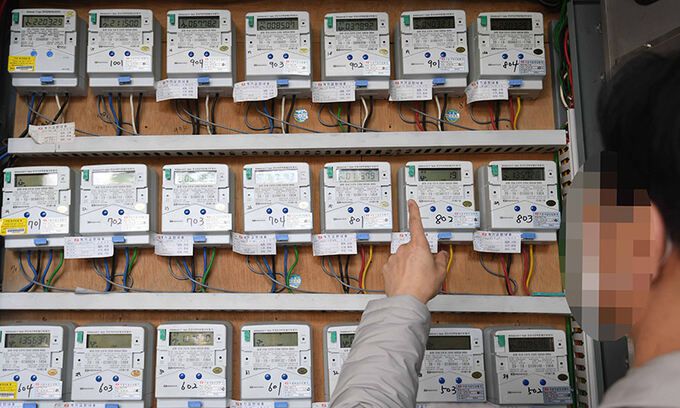 2022년 11월 13일 서울 시내 한 공동주택에서 주민이 전기계량기를 살펴보고 있다. 세계일보 자료사진