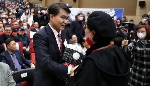 국민의힘 당권주자인 윤상현 의원이 1일 서울 여의도 국회에서 열린 '더플레이어' 출판기념회에서 참석자로 부터 꽃다발을 받고 있다. 뉴시스