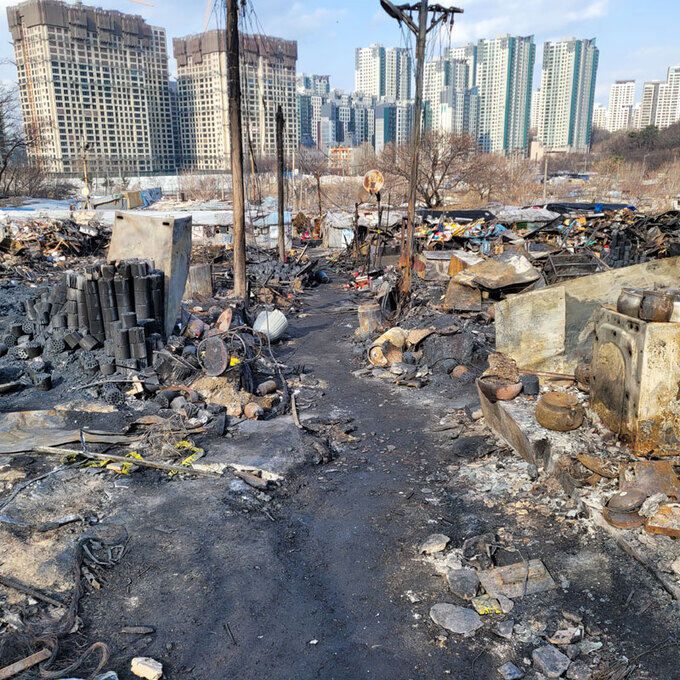 화재 발생 9일 뒤인 지난달 29일 서울 강남구 구룡마을 현장. 집 터를 알아볼 수 없을 만큼 새까맣게 다 타버렸다. 채명준 기자