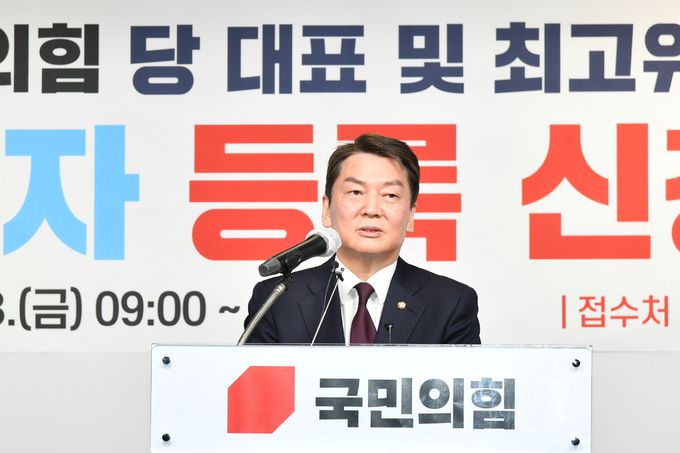 국민의힘 당권 주자인 안철수 의원이 2일 서울 여의도 중앙당사에서 당 대표 후보 등록을 마친 후 입장을 밝히고 있다. 공동취재사진