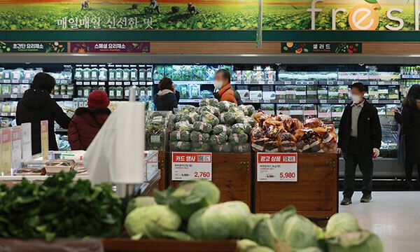 서울 시내 한 대형마트에서 장을 보는 시민들. 연합뉴스