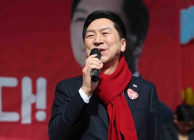 김기현 국민의힘 의원이 지난 1일 대구 중구 서문시장에서 열린 이기는 캠프 출정식에서 인사를 하고 있다. 대구=연합뉴스