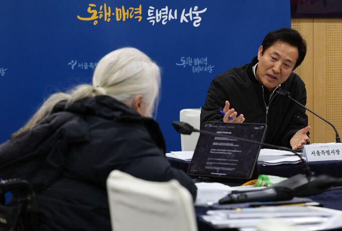 오세훈 서울시장이 지난 2일 서울시청에서 열린 전국장애인차별철폐연대 박경석 상임공동대표와의 면담에서 설명을 하고 있다. 연합뉴스