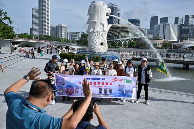 싱가포르를 찾은 외국 관광객들이 지난 1월 27일 관광명소인 머라이언파크에서 머라이언 동상을 배경으로 사진을 찍고 있다. 싱가포르=로이터·연합뉴스