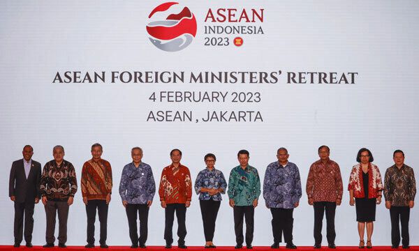 4일 아세안 외교장관 회담에 참석한 회원국 외교장관들이 인도네시아 자카르타 소재 아세안 사무국에서 기념사진을 찍고 있다. 자카르타=EPA·연합뉴스