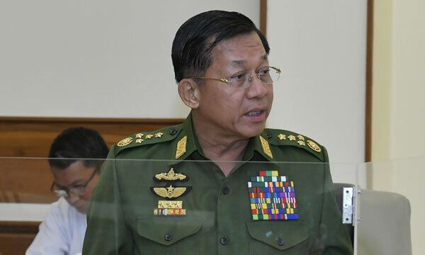 미얀마 군사정권을 이끄는 민 아웅 흘라잉 최고사령관이 지난 1월 31일 미얀마 네피토에서 열린 국가방위안보위원회 회의에 참석해 발언하고 있다. 네피도=AP연합뉴스