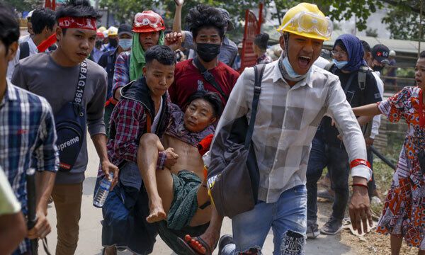 미얀마 민주화를 염원하는 시위대가 2021년 3월 14일 양곤에서 시위 도중 다친 주민을 급하게 옮기고 있다. 세계일보 자료사진