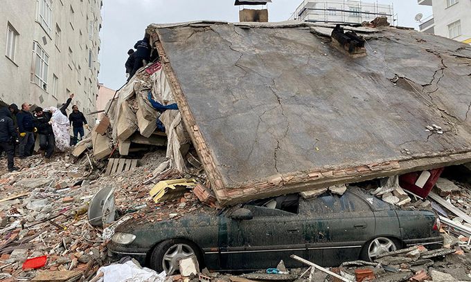 처참한 현장 6일 오전 4시쯤(현지시간) 튀르키예 남동부를 강타한 규모 7.8의 지진으로 남부 디야르바키르의 가옥이 무너져 주차된 자동차를 덮친 모습. 이날 지진으로 다수 건물이 붕괴돼 사상자 수가 지속적으로 늘어날 것으로 보인다. 디야르바키르=로이터연합뉴스