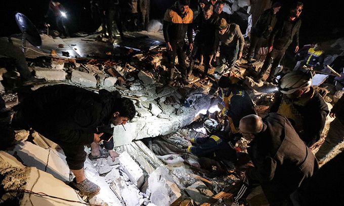 6일 새벽(현지시간) 시리아 알레포주 북부 반군이 장악한 국경 마을 아자즈에서 시리아 구조대가 무너진 건물에서 부상자를 구조하고 있다. AFP연합뉴스