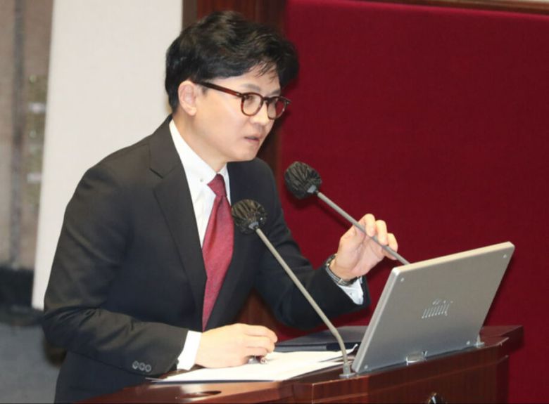 한동훈 법무부 장관이 6일 서울 여의도 국회에서 열린 정치·외교·통일·안보 분야 대정부질문에서 의원 질의에 답하고 있다. 뉴스1