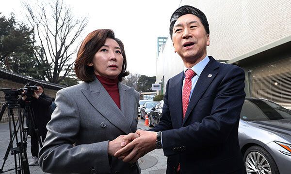 국민의힘 김기현 당대표 후보와 나경원 전 의원이 7일 서울 중구의 한 음식점에서 오찬 회동을 한 뒤 악수를 하고 있다. 나 전 의원은 “(김 후보와) 많은 인식을 공유하고 있다. 총선 승리를 위해 필요한 역할을 하겠다”고 밝혔다. 연합뉴스