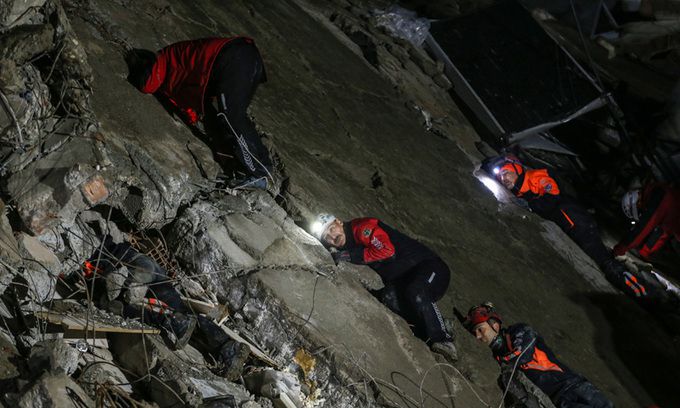 한명이라도 더… 튀르키예 수색·구조대원들이 6일(현지시간) 남부 하타이주 이스켄데룬에서 날이 저물자 헤드램프를 켠 채 강진으로 무너진 건물 잔해를 뒤지며 생존자를 찾고 있다. 이날 새벽 인근 가지안테프를 강타한 규모 7.8 지진으로 튀르키예와 시리아에서 막대한 인명 피해가 발생한 가운데 여진과 궂은 날씨로 수색·구조에 어려움을 겪는 상황이다. 이스켄데룬=EPA연합뉴스