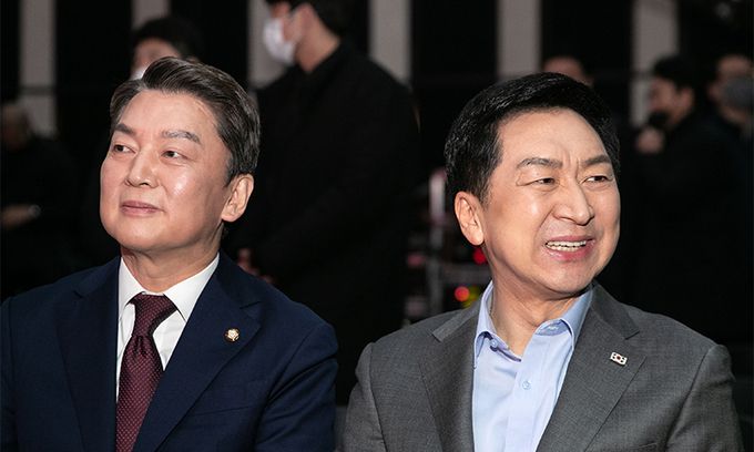 7일 서울 강서구 한 방송 스튜디오에서 열린 국민의힘 제3차 전당대회 후보자 비전 발표회에서 김기현 후보와 안철수 후보가 자리에 앉아 있다. 연합뉴스