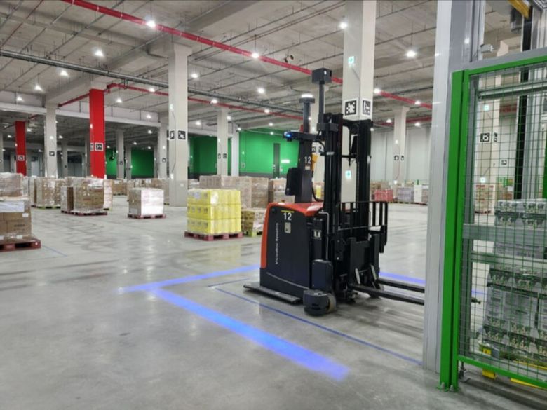 쿠팡 대구FC의 무인 지게차가 지난 3일 작업자 지시에 따라 재고를 운반하기 위해 접근하고 있다.