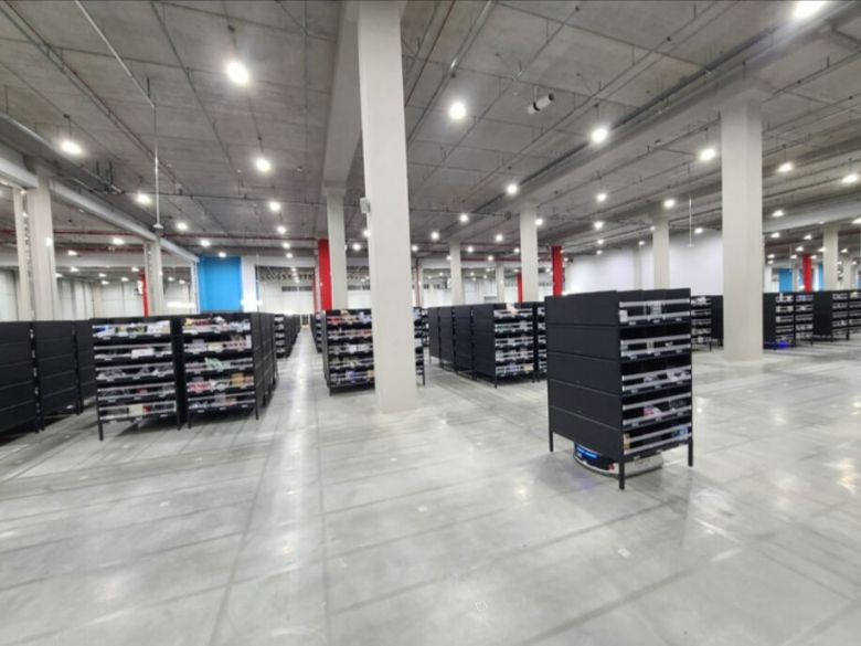 쿠팡 대구FC의 무인 운반 로봇(AGV)이 지난 3일 상품 진열과 집품을 위해 이동하고 있다. 선반 밑 원형의 기기가 AGV.