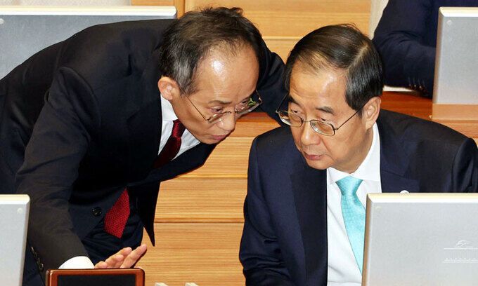 7일 국회 본회의 경제 분야 대정부 질문에 앞서 추경호 경제부총리 겸 기획재정부 장관(왼쪽)과 한덕수 국무총리가 대화를 나누고 있다. 서상배 선임기자