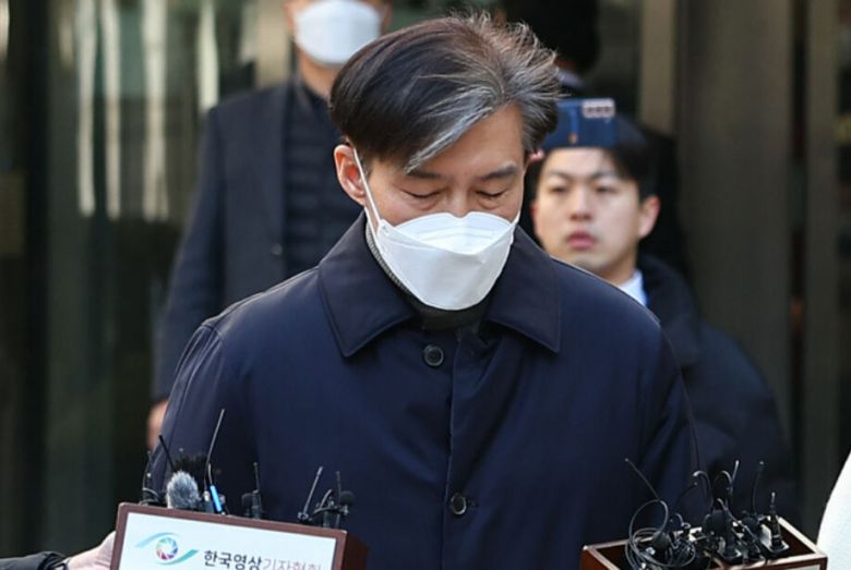 자녀 입시비리와 감찰 무마 혐의로 기소된 조국 전 법무부 장관이 지난 3일 오후 서울 서초구 서울중앙지법에서 열린 1심 선고공판에서 징역 2년을 선고받은 뒤 법원을 떠나고 있다. 연합뉴스