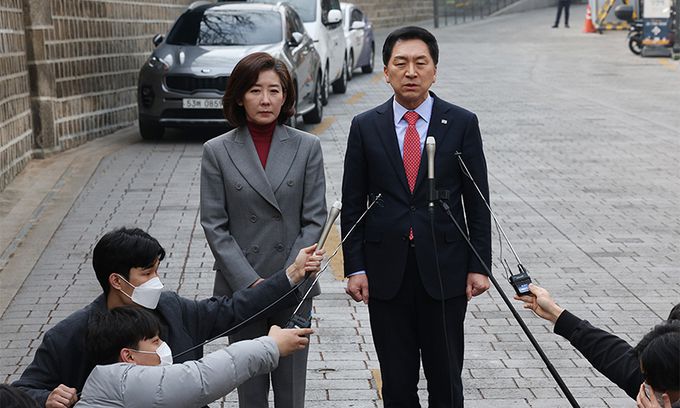 국민의힘 김기현 당 대표 후보와 나경원 전 의원이 7일 서울 중구 달개비 앞에서 전당대회 관련 입장을 발표하고 있다. 연합뉴스