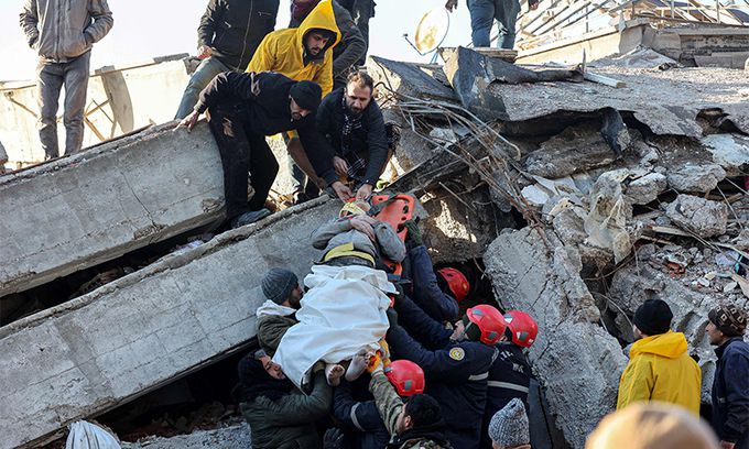 강진 발생 다음날인 지난 7일(현지시간) 튀르키예 남부 카흐라만마라슈의 건물 잔해에서 구조대가 생존자를 끌어내고 있다. AFP연합뉴스