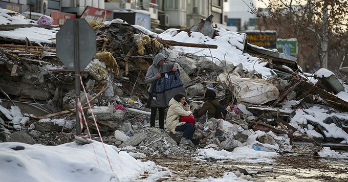 7일(현지시간) 튀르키예 말라티아 주민들이 지진으로 무너진 건물 잔해 주변에 모여 앉아 있다. 지진 피해 주민들은 영하의 기온에도 불구하고 여진으로 인한 추가 붕괴 위험으로 거리에서 밤을 지새우는 것으로 알려졌다. 말라티아=AP뉴시스