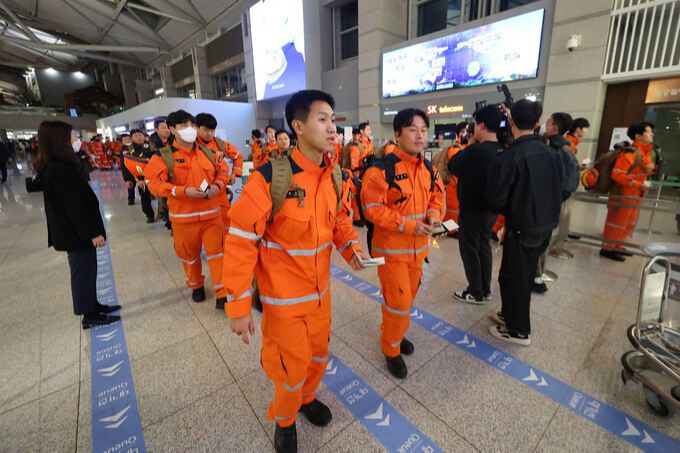 튀르키예 지진 실종자 수색 등을 위한 대한민국 긴급구호대(KDRT) 대원들이 7일 오후 인천국제공항 제1여객터미널에서 출정식을 마친 뒤 탑승을 위해 이동하고 있다. 연합뉴스