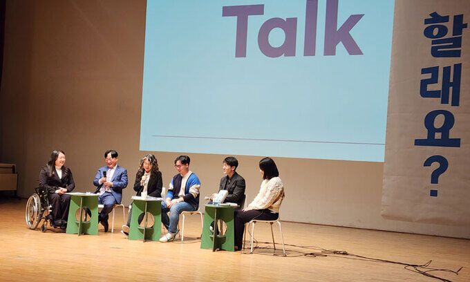 더불어민주당 박지현 전 비상대책위원장이 9일 서울 동작구 서울여성프라자 아름홀에서 열린 자신의 첫 출판기념회 ‘우리 같이 정치 할래요?’에서 패널과 토크쇼를 진행하고 있다. 왼쪽부터 홍서윤 전 민주당 대변인, 나라살림연구소 이왕재 부소장, 페페연구소 김동진 대표, 김연웅씨, 위근우 칼럼니스트, 박 전 위원장. 김현우 기자