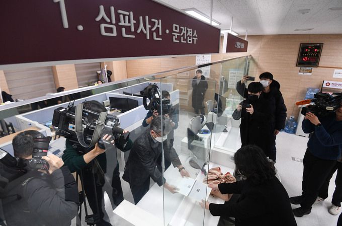 공은 헌재로… 정성희 국회 법제사법위원회 수석전문위원(앞줄 오른쪽)이 9일 서울 종로구 헌법재판소에서 김도읍 법사위원장의 위임을 받아 이상민 행정안전부 장관 탄핵소추 의결서를 제출하고 있다. 최상수 기자