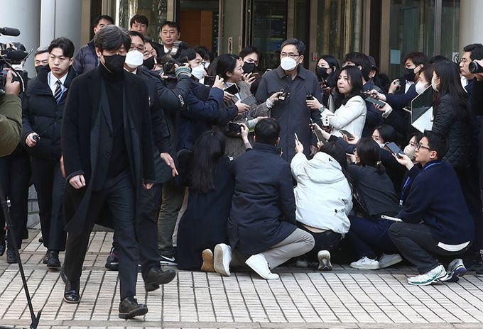 곽상도 전 국회의원(오른쪽)이 8일 오후 서초구 서울중앙지법에서 열린 1심 선고 공판을 마친 후 취재진 질문에 답하고 있다. 왼쪽은 법정 나서는 남욱씨. 연합뉴스