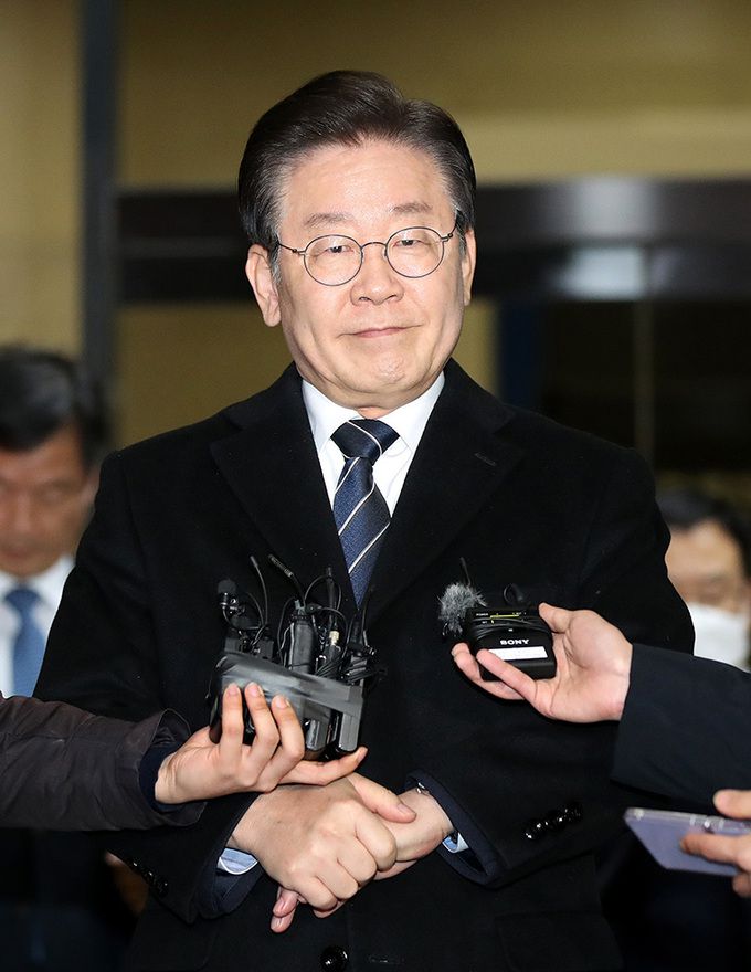 이재명 더불어민주당 대표가 10일 오후 서울 서초구 서울중앙지방검찰청에서 대장동 개발 특혜 의혹 사건 관련 2차 검찰 조사를 마친 뒤 귀가하고 있다. 뉴스1