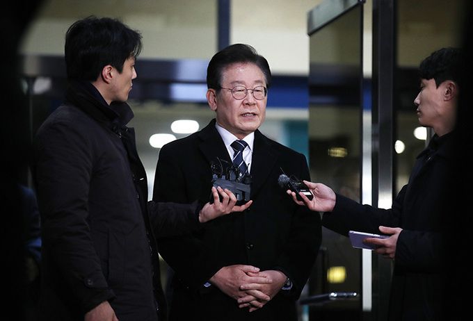 이재명 더불어민주당 대표가 10일 오후 서울 서초구 서울중앙지방검찰청에서 대장동 개발 특혜 의혹 사건 관련 2차 검찰 조사를 마친 뒤 귀가하며 심경을 밝히고 있다. 뉴스1