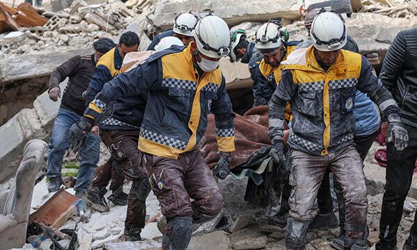 리아 반군측 민간구조대인 '하얀 헬멧' 대원들이 7일(현지시간) 북서부 이들리브주 아즈마린 마을의 건물 잔해에서 찾아낸 피해자를 옮기고 있다. AFP연합뉴스