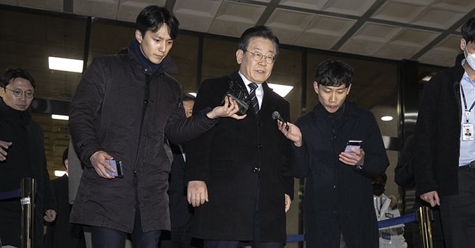 이재명 더불어민주당 대표가 10일 서울 서초구 서울중앙지검에서 대장동·위례신도시 개발비리 연루 혐의 관련 2차 출석을 마치고 차량에 탑승하기 위해 이동하고 있다. 뉴시스