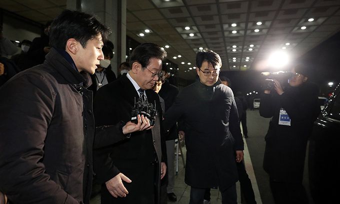 이재명 더불어민주당 대표가 10일 오후 서울 서초구 서울중앙지방검찰청에서 대장동 개발 특혜 의혹 사건 관련 2차 검찰 조사를 마친 뒤 귀가하고 있다. 뉴스1