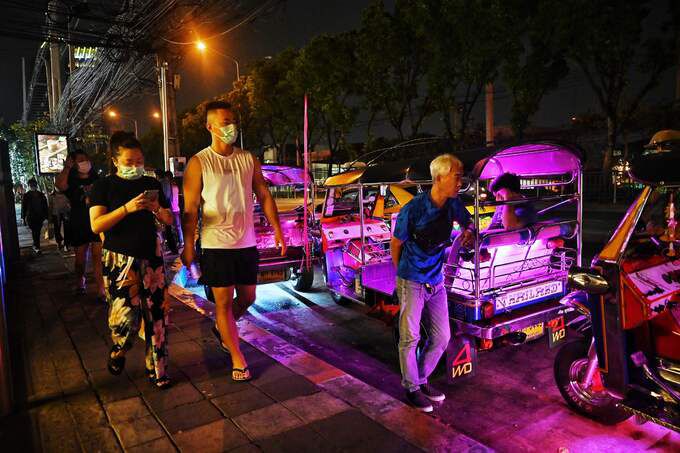 태국의 주요 교통수단인 툭툭(삼륜택시) 기사가 4일 방콕 시내에서 관광객 등 손님을 기다리고 있다. 방콕=AFP연합뉴스